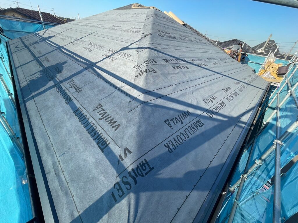 東面・北面：防水シート取り付け<br />
（ビスを使用しない、粘着タイプを使用しました。）<br />
※防水シートは雨漏れを防ぐための重要な役割です。